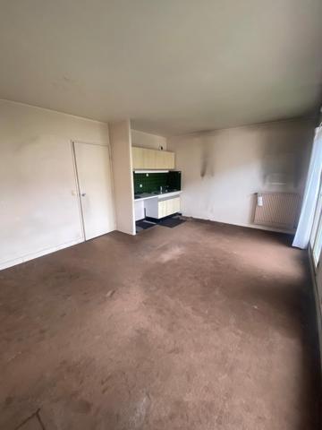 Studio avec balcon, cave et parking dans résidence métro Buttes Chaumont