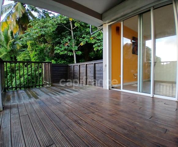MAISON DE RAPPORT de 220m²- 3 Niveaux- DEUX T4 + UN T2. TERRAIN ARBORE 1700 M² AVEC PISCINE. RIVIERE PILOTE (972)