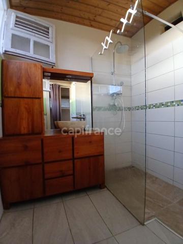 MAISON DE RAPPORT de 220m²- 3 Niveaux- DEUX T4 + UN T2. TERRAIN ARBORE 1700 M² AVEC PISCINE. RIVIERE PILOTE (972)