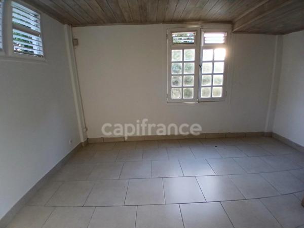 MAISON DE RAPPORT de 220m²- 3 Niveaux- DEUX T4 + UN T2. TERRAIN ARBORE 1700 M² AVEC PISCINE. RIVIERE PILOTE (972)