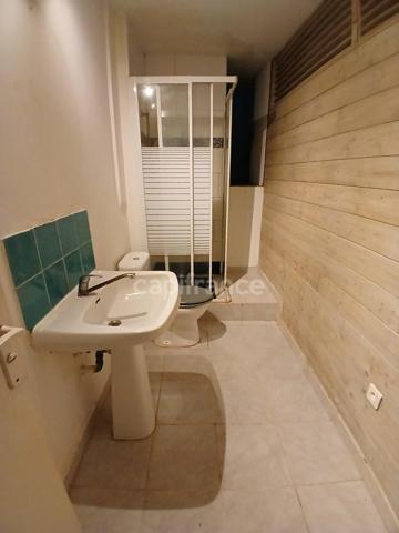 MAISON DE RAPPORT de 220m²- 3 Niveaux- DEUX T4 + UN T2. TERRAIN ARBORE 1700 M² AVEC PISCINE. RIVIERE PILOTE (972)