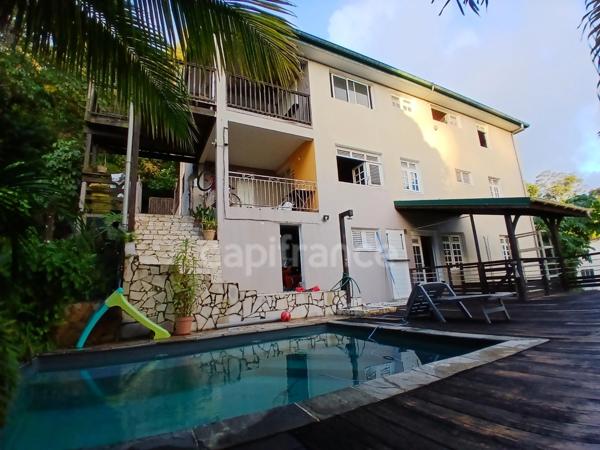 MAISON DE RAPPORT de 220m²- 3 Niveaux- DEUX T4 + UN T2. TERRAIN ARBORE 1700 M² AVEC PISCINE. RIVIERE PILOTE (972)