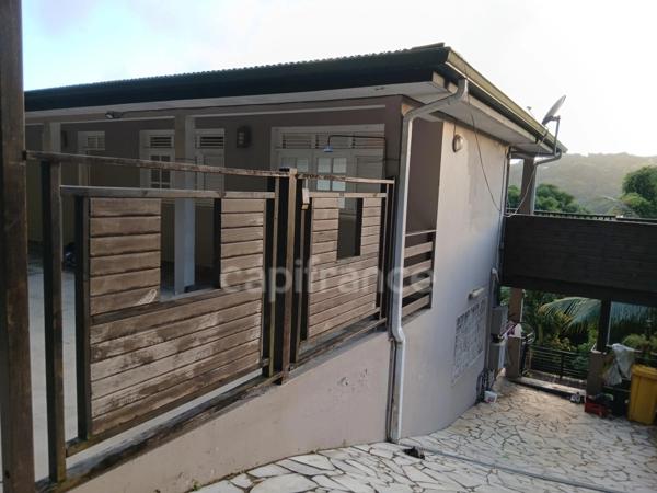 MAISON DE RAPPORT de 220m²- 3 Niveaux- DEUX T4 + UN T2. TERRAIN ARBORE 1700 M² AVEC PISCINE. RIVIERE PILOTE (972)