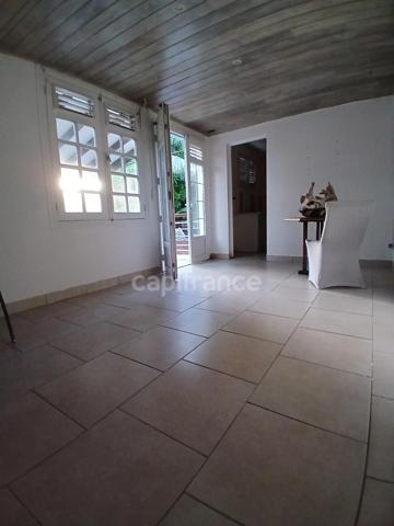 MAISON DE RAPPORT de 220m²- 3 Niveaux- DEUX T4 + UN T2. TERRAIN ARBORE 1700 M² AVEC PISCINE. RIVIERE PILOTE (972)