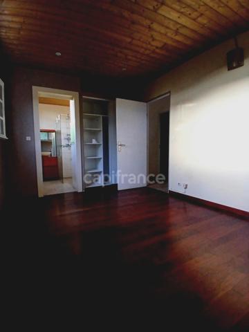 MAISON DE RAPPORT de 220m²- 3 Niveaux- DEUX T4 + UN T2. TERRAIN ARBORE 1700 M² AVEC PISCINE. RIVIERE PILOTE (972)