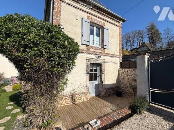 St Pierre de Cernières, jolie maison atypique joliment rénovée aux prestations de qualités