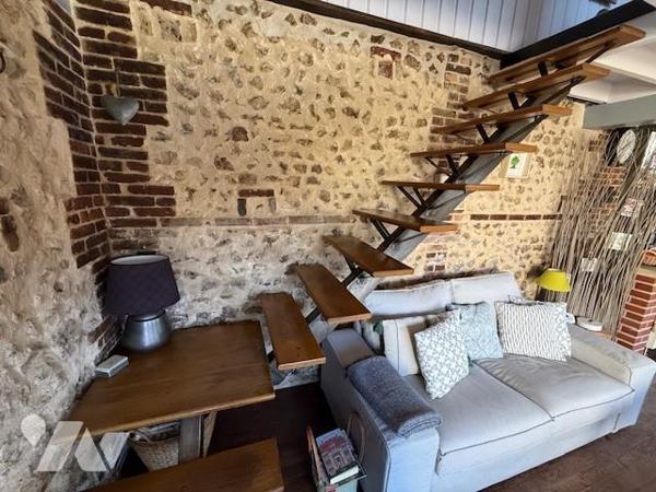St Pierre de Cernières, jolie maison atypique joliment rénovée aux prestations de qualités