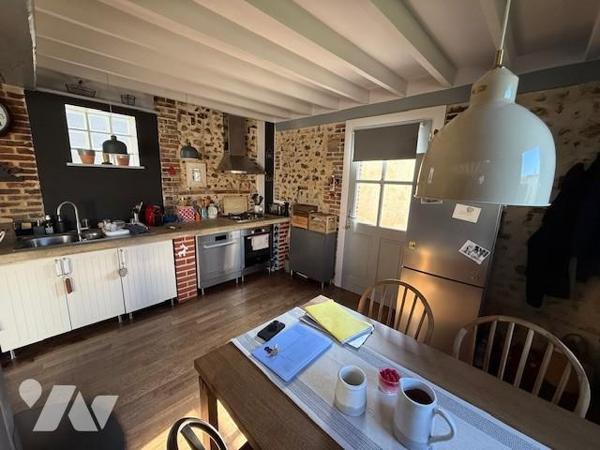 St Pierre de Cernières, jolie maison atypique joliment rénovée aux prestations de qualités