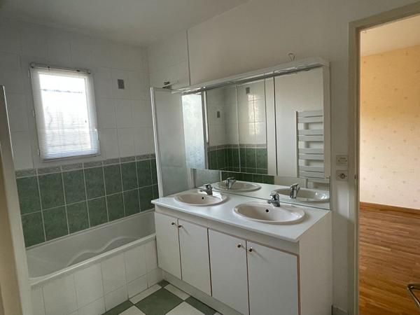 Nouaille Maupertuis - Maison de type 8 , Nouaille maupertuis