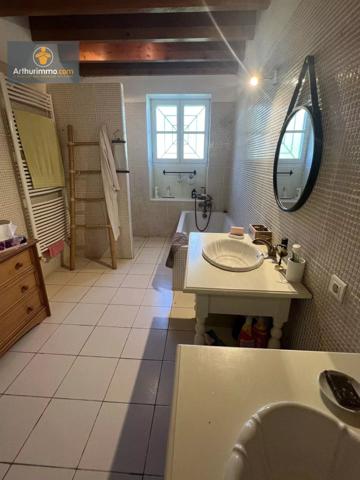 Vente                                                      Maison
                        
                     9 pièces                      285 m2                     à Marmande