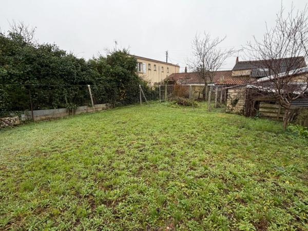 LUCON (85) CENTRE IMMEDIAT ADORABLE MAISON EN PIERRES A RENOVER AVEC DEPENDANCES ET JARDIN A PRIX FOU