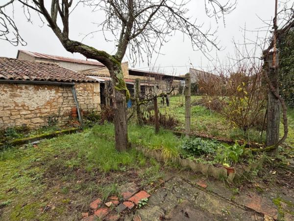 LUCON (85) CENTRE IMMEDIAT ADORABLE MAISON EN PIERRES A RENOVER AVEC DEPENDANCES ET JARDIN A PRIX FOU