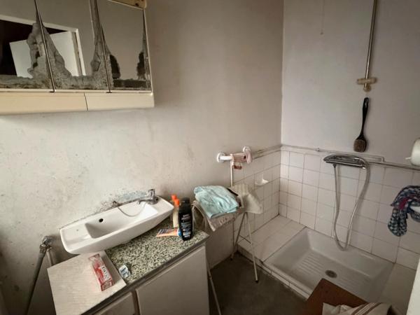 LUCON (85) CENTRE IMMEDIAT ADORABLE MAISON EN PIERRES A RENOVER AVEC DEPENDANCES ET JARDIN A PRIX FOU