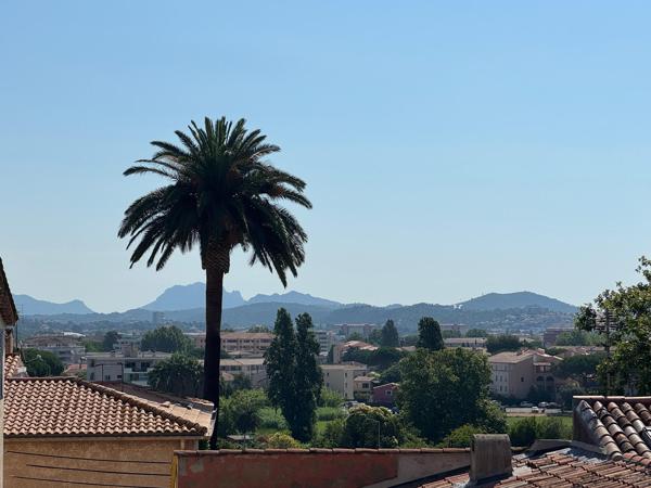 Fréjus centre -appartement meublé avec terrasse résidence sécurisée avec services