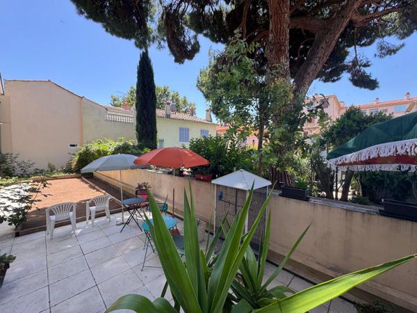 Fréjus centre -appartement meublé avec terrasse résidence sécurisée avec services