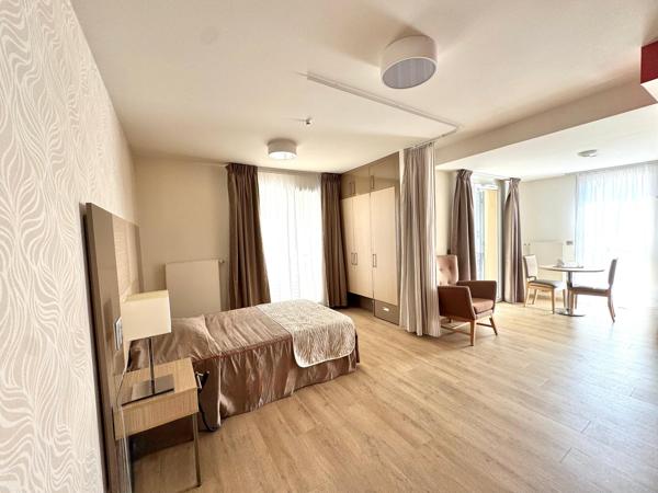 Fréjus centre -appartement meublé avec terrasse résidence sécurisée avec services