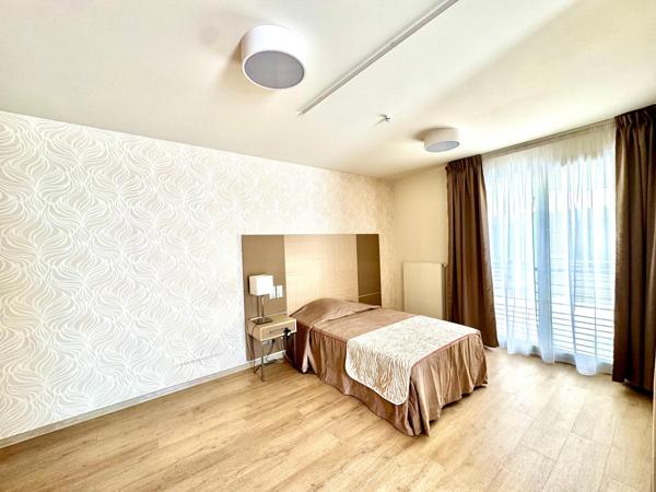 Fréjus centre -appartement meublé avec terrasse résidence sécurisée avec services