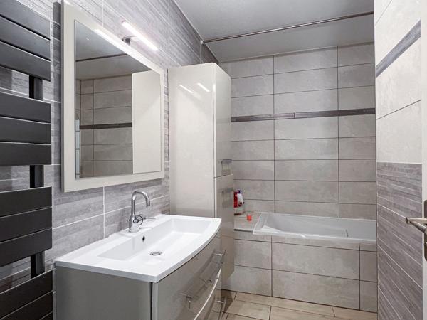 A VENDRE - Maison 6 pièces  5 chambres -TRELAZE- JARDIN et GARAGE