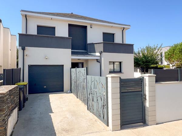 A VENDRE - Maison 6 pièces  5 chambres -TRELAZE- JARDIN et GARAGE