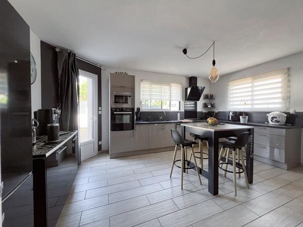 A VENDRE - Maison 6 pièces  5 chambres -TRELAZE- JARDIN et GARAGE