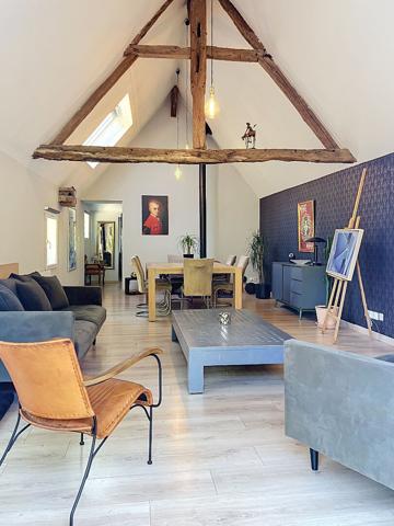 A vendre maison ancienne très lumineuse entièrement rénovée à Beaufort en Anjou dans un environnement très calme sur terrain entièrement paysager de plus de 6000m². Vie de plain pied,décoration soignée, 4 chambres dont deux en rez-de-chaussée, un dressing