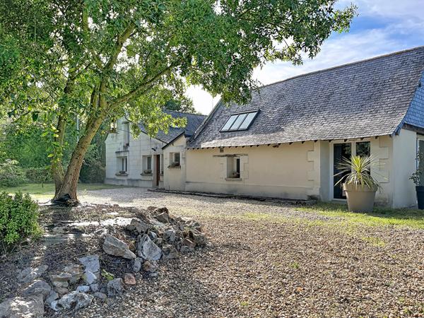 A vendre maison ancienne très lumineuse entièrement rénovée à Beaufort en Anjou dans un environnement très calme sur terrain entièrement paysager de plus de 6000m². Vie de plain pied,décoration soignée, 4 chambres dont deux en rez-de-chaussée, un dressing
