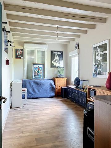 A vendre maison ancienne très lumineuse entièrement rénovée à Beaufort en Anjou dans un environnement très calme sur terrain entièrement paysager de plus de 6000m². Vie de plain pied,décoration soignée, 4 chambres dont deux en rez-de-chaussée, un dressing