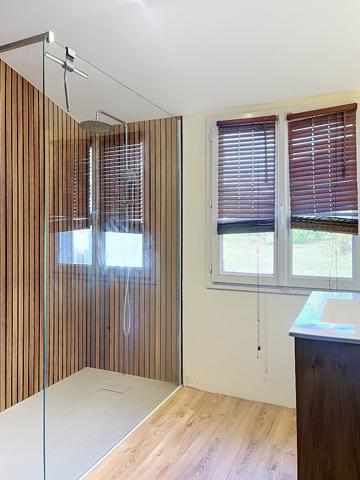 A vendre maison ancienne très lumineuse entièrement rénovée à Beaufort en Anjou dans un environnement très calme sur terrain entièrement paysager de plus de 6000m². Vie de plain pied,décoration soignée, 4 chambres dont deux en rez-de-chaussée, un dressing