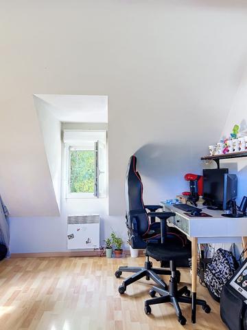 A vendre maison ancienne très lumineuse entièrement rénovée à Beaufort en Anjou dans un environnement très calme sur terrain entièrement paysager de plus de 6000m². Vie de plain pied,décoration soignée, 4 chambres dont deux en rez-de-chaussée, un dressing