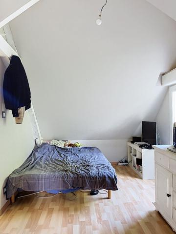 A vendre maison ancienne très lumineuse entièrement rénovée à Beaufort en Anjou dans un environnement très calme sur terrain entièrement paysager de plus de 6000m². Vie de plain pied,décoration soignée, 4 chambres dont deux en rez-de-chaussée, un dressing
