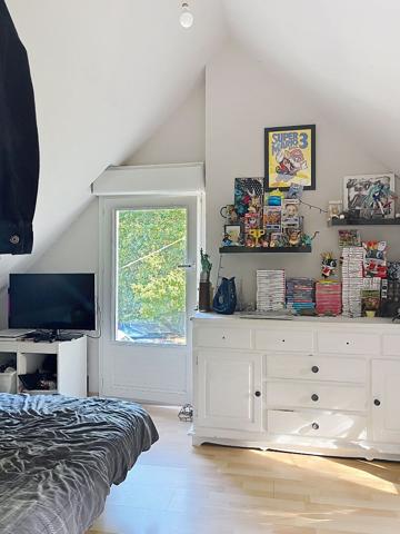 A vendre maison ancienne très lumineuse entièrement rénovée à Beaufort en Anjou dans un environnement très calme sur terrain entièrement paysager de plus de 6000m². Vie de plain pied,décoration soignée, 4 chambres dont deux en rez-de-chaussée, un dressing