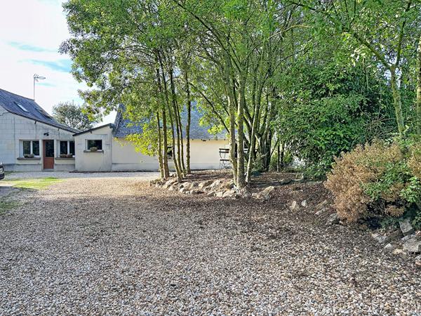 A vendre maison ancienne très lumineuse entièrement rénovée à Beaufort en Anjou dans un environnement très calme sur terrain entièrement paysager de plus de 6000m². Vie de plain pied,décoration soignée, 4 chambres dont deux en rez-de-chaussée, un dressing