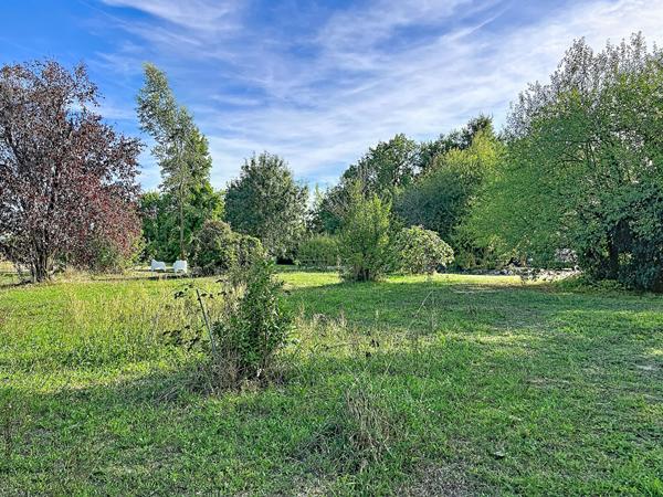 A vendre maison ancienne très lumineuse entièrement rénovée à Beaufort en Anjou dans un environnement très calme sur terrain entièrement paysager de plus de 6000m². Vie de plain pied,décoration soignée, 4 chambres dont deux en rez-de-chaussée, un dressing