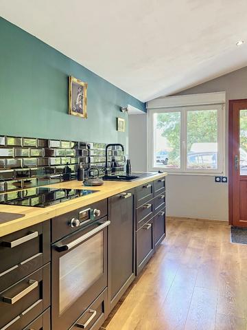 A vendre maison ancienne très lumineuse entièrement rénovée à Beaufort en Anjou dans un environnement très calme sur terrain entièrement paysager de plus de 6000m². Vie de plain pied,décoration soignée, 4 chambres dont deux en rez-de-chaussée, un dressing