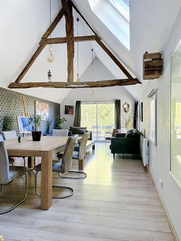 A vendre maison ancienne très lumineuse entièrement rénovée à Beaufort en Anjou dans un environnement très calme sur terrain entièrement paysager de plus de 6000m². Vie de plain pied,décoration soignée, 4 chambres dont deux en rez-de-chaussée, un dressing
