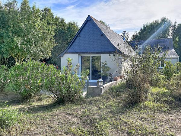 A vendre maison ancienne très lumineuse entièrement rénovée à Beaufort en Anjou dans un environnement très calme sur terrain entièrement paysager de plus de 6000m². Vie de plain pied,décoration soignée, 4 chambres dont deux en rez-de-chaussée, un dressing