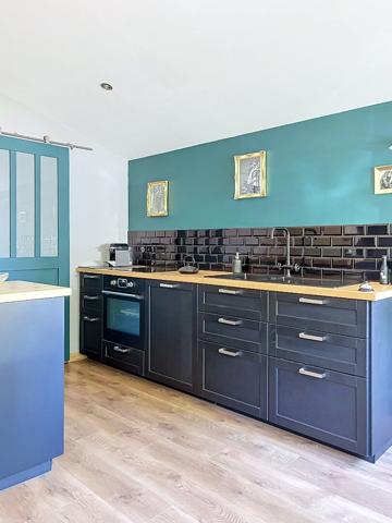 A vendre maison ancienne très lumineuse entièrement rénovée à Beaufort en Anjou dans un environnement très calme sur terrain entièrement paysager de plus de 6000m². Vie de plain pied,décoration soignée, 4 chambres dont deux en rez-de-chaussée, un dressing