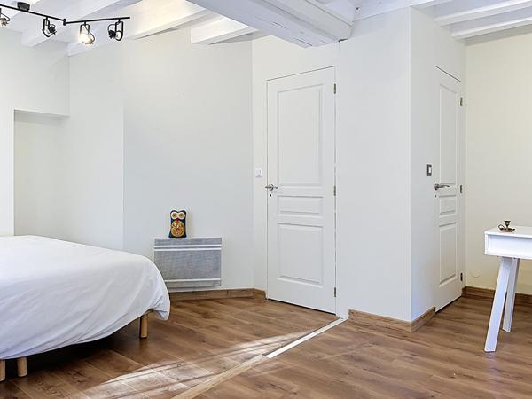 A vendre maison ancienne très lumineuse entièrement rénovée à Beaufort en Anjou dans un environnement très calme sur terrain entièrement paysager de plus de 6000m². Vie de plain pied,décoration soignée, 4 chambres dont deux en rez-de-chaussée, un dressing