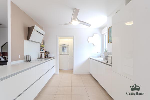 Appartement
                                                                                                                                                                                                                                                                                                                        4 pièce(s)                                                                                                                                                                                                          3 chambre(s)                                                                                                                                                                                                          110.3  m²