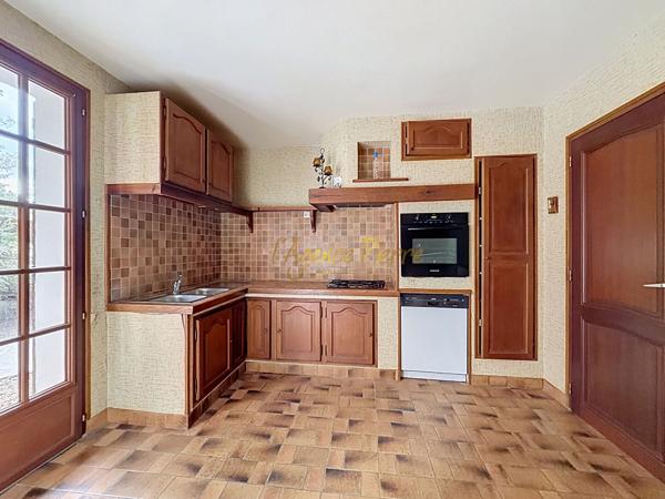 PLAIN-PIED SUR SOUS-SOL - SECTEUR FORET DE CHATELLERAULT