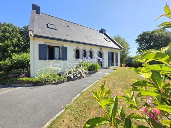 À la recherche d'une maison familiale alliant espace, confort et qualité de vie ? Cette maison traditionnelle, nichée dans un environnement paisible à Trélivan, pourrait bien être votre prochain coup de cœur.
Édifiée en 1976 sur sous-sol complet, cette maison de construction traditionnelle séduira les familles en quête d'un cadre de vie agréable, où chacun trouvera naturellement sa place.
Dès l'entrée, vous découvrirez une atmosphère chaleureuse avec un agréable séjour/salon agrémenté d'un poêle à bois, véritable invitation aux moments de convivialité. La cuisine dinatoire, aménagée et équipée, s'ouvre directement sur une agréable terrasse, idéale pour partager un repas en famille, recevoir des amis ou simplement profiter du jardin et de son environnement verdoyant, à l'abri des regards. Ce niveau accueille également deux chambres avec placards, une salle d'eau équipée et un WC indépendant.
À l'étage, un palier dessert deux autres chambres avec rangements, une seconde salle d'eau équipée ainsi qu'un WC indépendant. Un grenier/débarras aménageable complète cet espace et laisse entrevoir de belles possibilités selon vos projets : espace de télétravail, surface supplémentaire pour la chambre attenante, ou coin détente.
Le sous-sol complet d'environ 85 m² constitue un véritable atout avec son garage, son atelier, sa chaufferie/buanderie et sa cave, offrant de multiples espaces de rangement, de stockage ou de bricolage.
À l'extérieur, vous profiterez d'un terrain clos d'environ 2 000 m², accessible par un portail coulissant électrique. Les allées et la cour en enrobé, le jardin arboré et paysagé, la pelouse ainsi que le potager composent un environnement particulièrement agréable où il fait bon vivre et recevoir en toute saison.
Un emplacement particulièrement apprécié, offrant le parfait équilibre entre la tranquillité de la campagne et la proximité des commodités. À seulement 5 minutes du centre-bourg de Trélivan, avec ses commerces et services de proximité, et à environ 5 minutes de la zone commerciale de Dinan, cette maison facilite le quotidien tout en préservant un cadre de vie paisible. Les premières plages de la Côte d'Émeraude sont accessibles en moins de 30 minutes, une situation idéale pour profiter pleinement des richesses de la région.
Une maison entretenue, fonctionnelle et pleine de potentiel, prête à accueillir une nouvelle histoire de famille.
Une visite s'impose pour en apprécier tout le charme. Contactez-moi dès aujourd'hui pour obtenir davantage d'informations et venir découvrir ce bien.