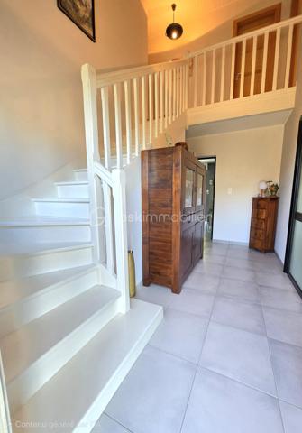 À la recherche d'une maison familiale alliant espace, confort et qualité de vie ? Cette maison traditionnelle, nichée dans un environnement paisible à Trélivan, pourrait bien être votre prochain coup de cœur.
Édifiée en 1976 sur sous-sol complet, cette maison de construction traditionnelle séduira les familles en quête d'un cadre de vie agréable, où chacun trouvera naturellement sa place.
Dès l'entrée, vous découvrirez une atmosphère chaleureuse avec un agréable séjour/salon agrémenté d'un poêle à bois, véritable invitation aux moments de convivialité. La cuisine dinatoire, aménagée et équipée, s'ouvre directement sur une agréable terrasse, idéale pour partager un repas en famille, recevoir des amis ou simplement profiter du jardin et de son environnement verdoyant, à l'abri des regards. Ce niveau accueille également deux chambres avec placards, une salle d'eau équipée et un WC indépendant.
À l'étage, un palier dessert deux autres chambres avec rangements, une seconde salle d'eau équipée ainsi qu'un WC indépendant. Un grenier/débarras aménageable complète cet espace et laisse entrevoir de belles possibilités selon vos projets : espace de télétravail, surface supplémentaire pour la chambre attenante, ou coin détente.
Le sous-sol complet d'environ 85 m² constitue un véritable atout avec son garage, son atelier, sa chaufferie/buanderie et sa cave, offrant de multiples espaces de rangement, de stockage ou de bricolage.
À l'extérieur, vous profiterez d'un terrain clos d'environ 2 000 m², accessible par un portail coulissant électrique. Les allées et la cour en enrobé, le jardin arboré et paysagé, la pelouse ainsi que le potager composent un environnement particulièrement agréable où il fait bon vivre et recevoir en toute saison.
Un emplacement particulièrement apprécié, offrant le parfait équilibre entre la tranquillité de la campagne et la proximité des commodités. À seulement 5 minutes du centre-bourg de Trélivan, avec ses commerces et services de proximité, et à environ 5 minutes de la zone commerciale de Dinan, cette maison facilite le quotidien tout en préservant un cadre de vie paisible. Les premières plages de la Côte d'Émeraude sont accessibles en moins de 30 minutes, une situation idéale pour profiter pleinement des richesses de la région.
Une maison entretenue, fonctionnelle et pleine de potentiel, prête à accueillir une nouvelle histoire de famille.
Une visite s'impose pour en apprécier tout le charme. Contactez-moi dès aujourd'hui pour obtenir davantage d'informations et venir découvrir ce bien.