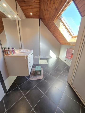 À la recherche d'une maison familiale alliant espace, confort et qualité de vie ? Cette maison traditionnelle, nichée dans un environnement paisible à Trélivan, pourrait bien être votre prochain coup de cœur.
Édifiée en 1976 sur sous-sol complet, cette maison de construction traditionnelle séduira les familles en quête d'un cadre de vie agréable, où chacun trouvera naturellement sa place.
Dès l'entrée, vous découvrirez une atmosphère chaleureuse avec un agréable séjour/salon agrémenté d'un poêle à bois, véritable invitation aux moments de convivialité. La cuisine dinatoire, aménagée et équipée, s'ouvre directement sur une agréable terrasse, idéale pour partager un repas en famille, recevoir des amis ou simplement profiter du jardin et de son environnement verdoyant, à l'abri des regards. Ce niveau accueille également deux chambres avec placards, une salle d'eau équipée et un WC indépendant.
À l'étage, un palier dessert deux autres chambres avec rangements, une seconde salle d'eau équipée ainsi qu'un WC indépendant. Un grenier/débarras aménageable complète cet espace et laisse entrevoir de belles possibilités selon vos projets : espace de télétravail, surface supplémentaire pour la chambre attenante, ou coin détente.
Le sous-sol complet d'environ 85 m² constitue un véritable atout avec son garage, son atelier, sa chaufferie/buanderie et sa cave, offrant de multiples espaces de rangement, de stockage ou de bricolage.
À l'extérieur, vous profiterez d'un terrain clos d'environ 2 000 m², accessible par un portail coulissant électrique. Les allées et la cour en enrobé, le jardin arboré et paysagé, la pelouse ainsi que le potager composent un environnement particulièrement agréable où il fait bon vivre et recevoir en toute saison.
Un emplacement particulièrement apprécié, offrant le parfait équilibre entre la tranquillité de la campagne et la proximité des commodités. À seulement 5 minutes du centre-bourg de Trélivan, avec ses commerces et services de proximité, et à environ 5 minutes de la zone commerciale de Dinan, cette maison facilite le quotidien tout en préservant un cadre de vie paisible. Les premières plages de la Côte d'Émeraude sont accessibles en moins de 30 minutes, une situation idéale pour profiter pleinement des richesses de la région.
Une maison entretenue, fonctionnelle et pleine de potentiel, prête à accueillir une nouvelle histoire de famille.
Une visite s'impose pour en apprécier tout le charme. Contactez-moi dès aujourd'hui pour obtenir davantage d'informations et venir découvrir ce bien.