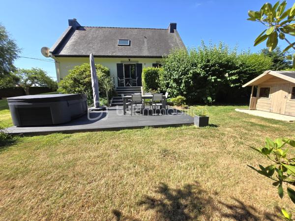 À la recherche d'une maison familiale alliant espace, confort et qualité de vie ? Cette maison traditionnelle, nichée dans un environnement paisible à Trélivan, pourrait bien être votre prochain coup de cœur.
Édifiée en 1976 sur sous-sol complet, cette maison de construction traditionnelle séduira les familles en quête d'un cadre de vie agréable, où chacun trouvera naturellement sa place.
Dès l'entrée, vous découvrirez une atmosphère chaleureuse avec un agréable séjour/salon agrémenté d'un poêle à bois, véritable invitation aux moments de convivialité. La cuisine dinatoire, aménagée et équipée, s'ouvre directement sur une agréable terrasse, idéale pour partager un repas en famille, recevoir des amis ou simplement profiter du jardin et de son environnement verdoyant, à l'abri des regards. Ce niveau accueille également deux chambres avec placards, une salle d'eau équipée et un WC indépendant.
À l'étage, un palier dessert deux autres chambres avec rangements, une seconde salle d'eau équipée ainsi qu'un WC indépendant. Un grenier/débarras aménageable complète cet espace et laisse entrevoir de belles possibilités selon vos projets : espace de télétravail, surface supplémentaire pour la chambre attenante, ou coin détente.
Le sous-sol complet d'environ 85 m² constitue un véritable atout avec son garage, son atelier, sa chaufferie/buanderie et sa cave, offrant de multiples espaces de rangement, de stockage ou de bricolage.
À l'extérieur, vous profiterez d'un terrain clos d'environ 2 000 m², accessible par un portail coulissant électrique. Les allées et la cour en enrobé, le jardin arboré et paysagé, la pelouse ainsi que le potager composent un environnement particulièrement agréable où il fait bon vivre et recevoir en toute saison.
Un emplacement particulièrement apprécié, offrant le parfait équilibre entre la tranquillité de la campagne et la proximité des commodités. À seulement 5 minutes du centre-bourg de Trélivan, avec ses commerces et services de proximité, et à environ 5 minutes de la zone commerciale de Dinan, cette maison facilite le quotidien tout en préservant un cadre de vie paisible. Les premières plages de la Côte d'Émeraude sont accessibles en moins de 30 minutes, une situation idéale pour profiter pleinement des richesses de la région.
Une maison entretenue, fonctionnelle et pleine de potentiel, prête à accueillir une nouvelle histoire de famille.
Une visite s'impose pour en apprécier tout le charme. Contactez-moi dès aujourd'hui pour obtenir davantage d'informations et venir découvrir ce bien.