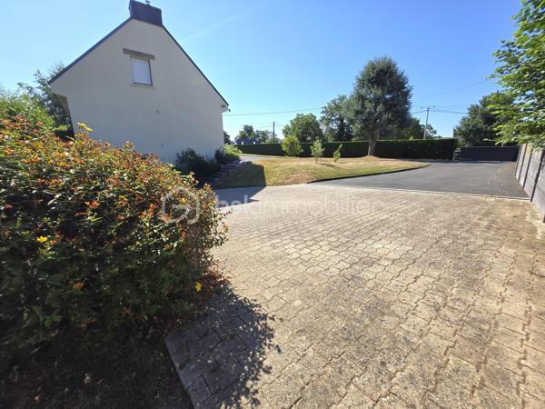 À la recherche d'une maison familiale alliant espace, confort et qualité de vie ? Cette maison traditionnelle, nichée dans un environnement paisible à Trélivan, pourrait bien être votre prochain coup de cœur.
Édifiée en 1976 sur sous-sol complet, cette maison de construction traditionnelle séduira les familles en quête d'un cadre de vie agréable, où chacun trouvera naturellement sa place.
Dès l'entrée, vous découvrirez une atmosphère chaleureuse avec un agréable séjour/salon agrémenté d'un poêle à bois, véritable invitation aux moments de convivialité. La cuisine dinatoire, aménagée et équipée, s'ouvre directement sur une agréable terrasse, idéale pour partager un repas en famille, recevoir des amis ou simplement profiter du jardin et de son environnement verdoyant, à l'abri des regards. Ce niveau accueille également deux chambres avec placards, une salle d'eau équipée et un WC indépendant.
À l'étage, un palier dessert deux autres chambres avec rangements, une seconde salle d'eau équipée ainsi qu'un WC indépendant. Un grenier/débarras aménageable complète cet espace et laisse entrevoir de belles possibilités selon vos projets : espace de télétravail, surface supplémentaire pour la chambre attenante, ou coin détente.
Le sous-sol complet d'environ 85 m² constitue un véritable atout avec son garage, son atelier, sa chaufferie/buanderie et sa cave, offrant de multiples espaces de rangement, de stockage ou de bricolage.
À l'extérieur, vous profiterez d'un terrain clos d'environ 2 000 m², accessible par un portail coulissant électrique. Les allées et la cour en enrobé, le jardin arboré et paysagé, la pelouse ainsi que le potager composent un environnement particulièrement agréable où il fait bon vivre et recevoir en toute saison.
Un emplacement particulièrement apprécié, offrant le parfait équilibre entre la tranquillité de la campagne et la proximité des commodités. À seulement 5 minutes du centre-bourg de Trélivan, avec ses commerces et services de proximité, et à environ 5 minutes de la zone commerciale de Dinan, cette maison facilite le quotidien tout en préservant un cadre de vie paisible. Les premières plages de la Côte d'Émeraude sont accessibles en moins de 30 minutes, une situation idéale pour profiter pleinement des richesses de la région.
Une maison entretenue, fonctionnelle et pleine de potentiel, prête à accueillir une nouvelle histoire de famille.
Une visite s'impose pour en apprécier tout le charme. Contactez-moi dès aujourd'hui pour obtenir davantage d'informations et venir découvrir ce bien.