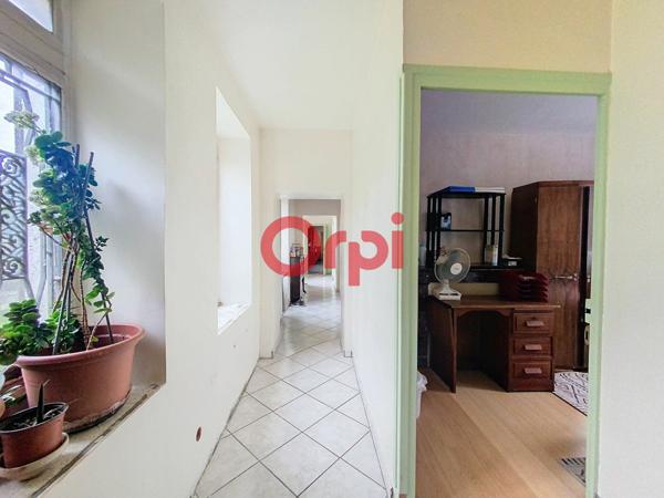 Maison à vendre    5 pièces •  Saint-Rémy-en-Rollat