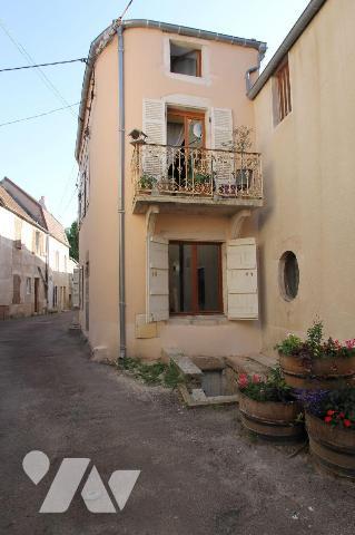 Au c?ur de Mercurey, immeuble de rapport élevé sur cave, avec ancienne grange, comprenant deux ...