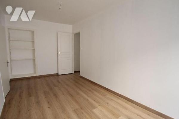 Au c?ur de Mercurey, immeuble de rapport élevé sur cave, avec ancienne grange, comprenant deux ...