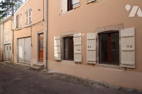 Au c?ur de Mercurey, immeuble de rapport élevé sur cave, avec ancienne grange, comprenant deux ...