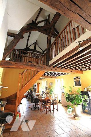 Au c?ur de Mercurey, immeuble de rapport élevé sur cave, avec ancienne grange, comprenant deux ...